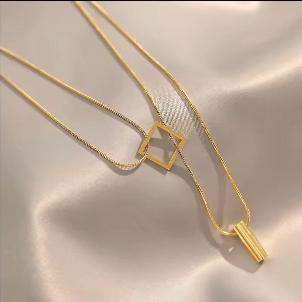 Elegant Gold Geometric Necklace